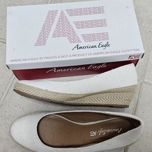 American Eagle size 9.5 Women's ivory eyelet wedges